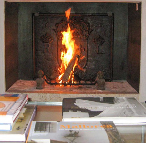 Foto : Breng warmte in je huis met antieke haardaccessoires