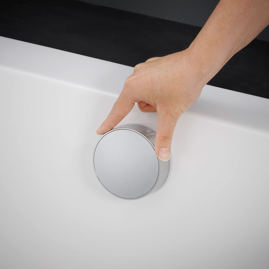 Foto: Geberit_bathtub-drain_chrome_with-hand_with-inlet