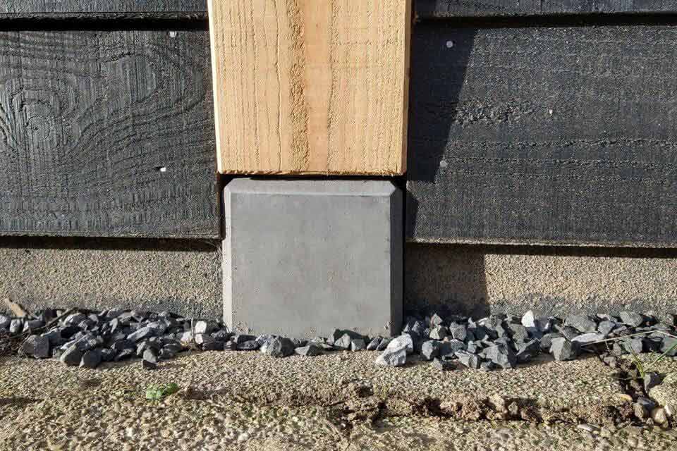 Prefab betonpoeren gebruiken bij een terrasoverkapping of veranda - terrasoverkapping tuin-serre-overkapping - WONEN.nl