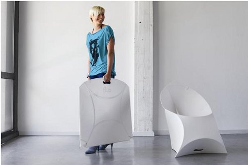 Het klinkt onmogelijk: 77 stoelen opstapelen in niet meer dan één meter. Maar het kan, met de FluxChair. Dit is een vinding van Flux Furniture van industrieel ontwerpers Douwe Jacobs en Tom Schouten.