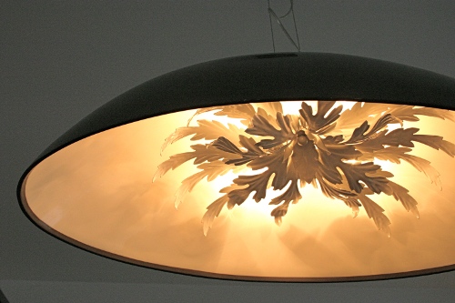Clairz Interior Design introduceert een decoratieve en tegelijk ook sober ogende lamp. De lampenkap is strak vormgegeven, maar aan de binnenzijde schuilt een prachtig ijzeren ornament.