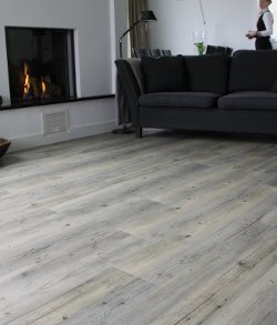 Een PVC vloer bestaat eigenlijk uit dunne planken, van diverse componenten die gebonden worden door PVC. Een PVC vloer bestaat eigenlijk uit dunne planken, van diverse componenten die gebonden worden door PVC.