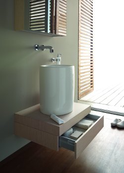 Meubelconsoles verlenen de badkamer cachet en een maximale vrijheid bij de inrichting van individuele wasplaatsen.