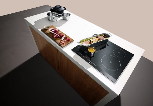 De wereld van het koken is in beweging. De nieuwe flexInduction kookplaat van Siemens biedt de mogelijkheid om twee van de vier traditionele kookzones van de kookplaat samen te voegen tot één extra groot oppervlak.