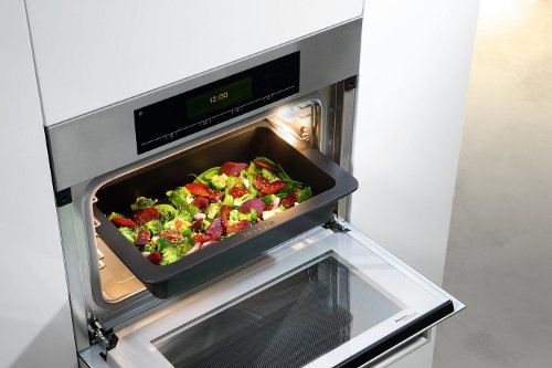 Miele introduceert de combi-stoomoven DGC 5080 XL. De combinatie van een volwaardige oven en een stoomoven in een apparaat voor huishoudelijk gebruik.