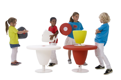 Het toppunt van stijl is de kindermeubellijn Smoods. Deze stoere stoelen en toffe tafel zijn superstrak vormgegeven in verschillende hippe kleuren. Was design voorheen iets voor volwassenen, nu kunnen ook de kinderen zitten en spelen in stijl. 