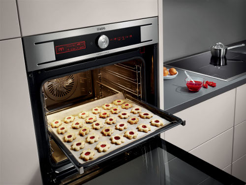 AEG brengt met de MaxiKlasse-serie uit haar Neue Kollektion ovens op de markt die mensen met een passie voor koken op hun wenken zullen bedienen. De MaxiKlasse-ovens hebben een grotere inhoud en bakplaat dan standaard inbouwovens.