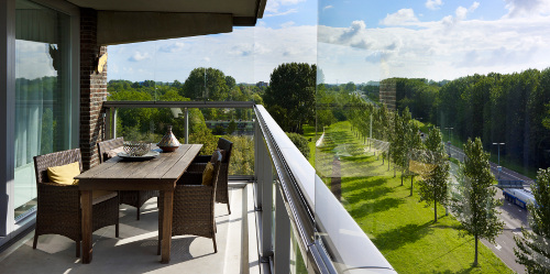 Tijd om van de voorjaarszon te genieten. Dat kan met M-View balkonbeglazing.