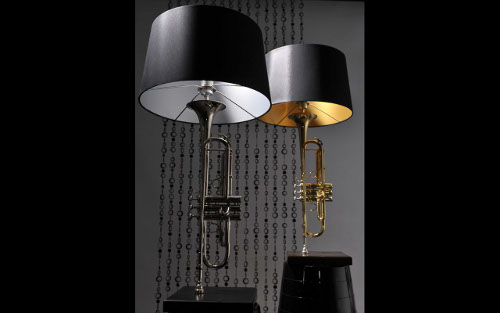 Een stijlvolle sfeerlamp gemaakt van het muziekinstrument, de trompet.