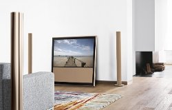 In navolging van het overweldigende succes van de BeoVision 10 familie, lanceert Bang & Olufsen de Chanterelle. In navolging van het overweldigende succes van de BeoVision 10 familie, lanceert Bang & Olufsen de Chanterelle.