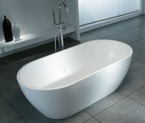 Comfortabel baden in een vrijstaand bad van de serie LUCA VASCA BADEN is een ontspannen en luxe beleving.