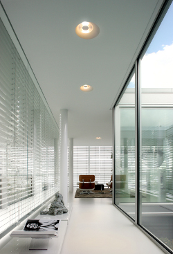 Maak kennis met de Scotty: een opvallend en minimalistisch lichtarmatuur dat met de architectuur versmelt.