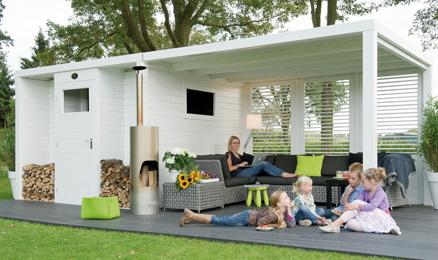 Verduurzaamd modern tuinhuis met overkapte aanbouw.