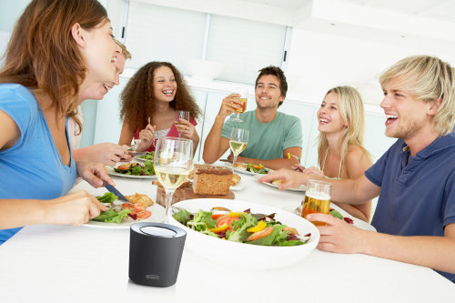 De BoomBoom 150 is een draagbare speaker die je draadloos kunt verbinden met ieder Bluetooth-apparaat (bv. je smartphone).