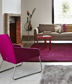 Vico fauteuil en poef, ontwerp Gijs Papavoine: om makkelijk bij te schuiven.