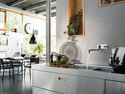 Nieuwe Axor Uno2 wandmengkraan biedt nog meer bewegingsvrijheid bij de gootsteen.