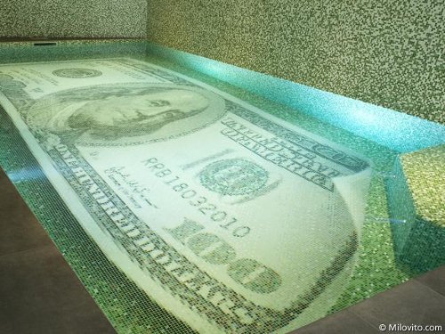 Zwembad met 100 dollar biljet, prijkend op de bodem.