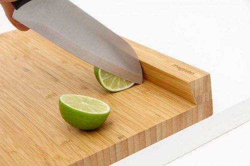 De nieuwe Magisso snijplank maakt snijden gemakkelijker en veiliger. De nieuwe Magisso snijplank maakt snijden gemakkelijker en veiliger.
