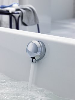 Geen opsmuk maar eenvoud in de badkamer met bad-vulcombinatie sifon Geberit.
