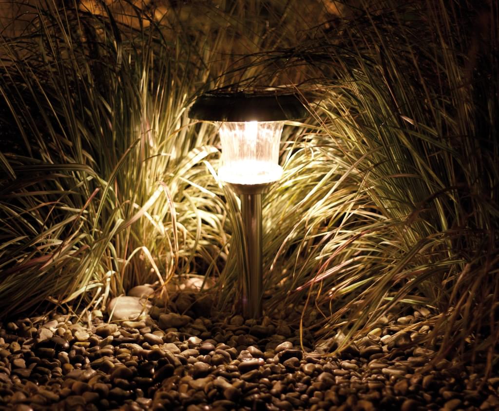 Mooi, makkelijk, voordelig en milieusparend. De jongste tuinlampen komen voort uit een verlicht idee. Doordacht design dat 80% besparing kan opleveren in energiekosten.