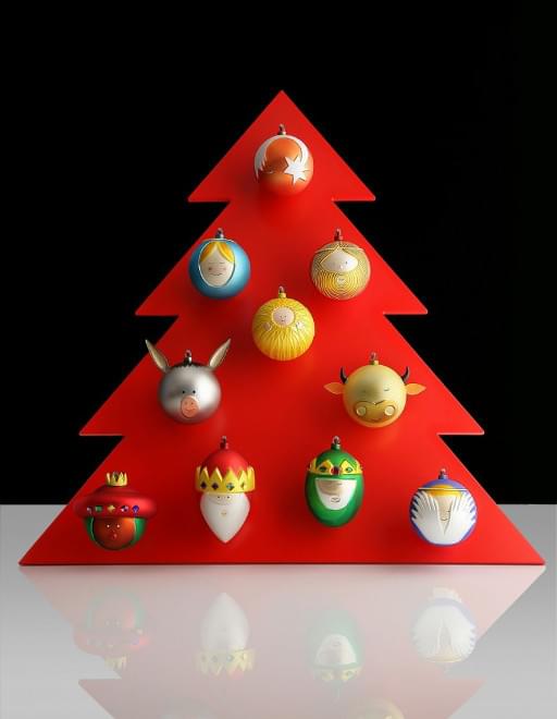 A di Alessi kerstballen vormen een kerststal.