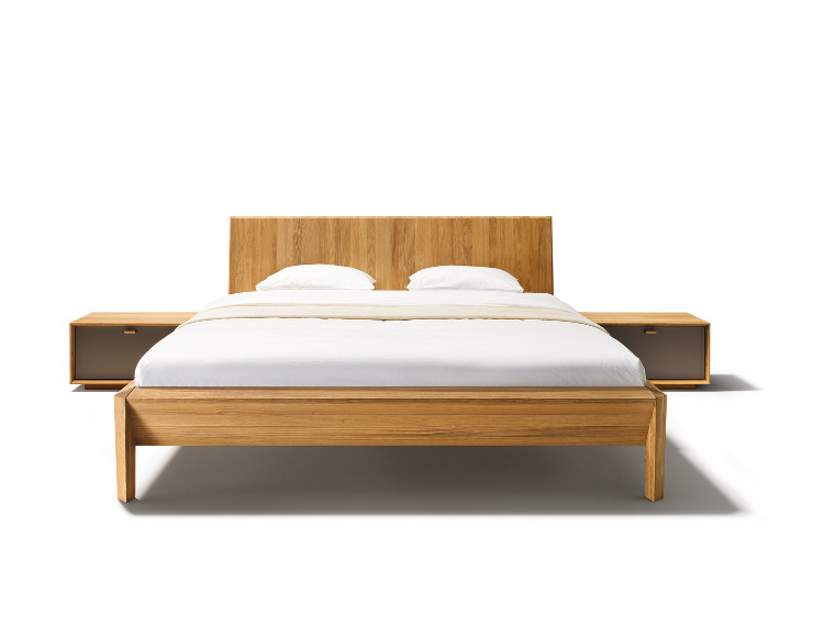 Met het lux bed heeft TEAM 7 het klassieke bed op vier poten een avant-garde uitstraling gegeven.