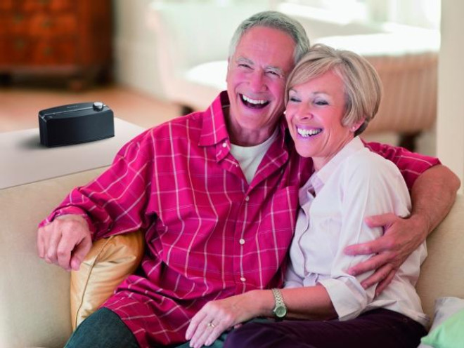 Draadloze luidspreker, spraakontvanger en hoofdtelefoons Pioneer maakt televisie kijken aangenamer voor oudere mensen.