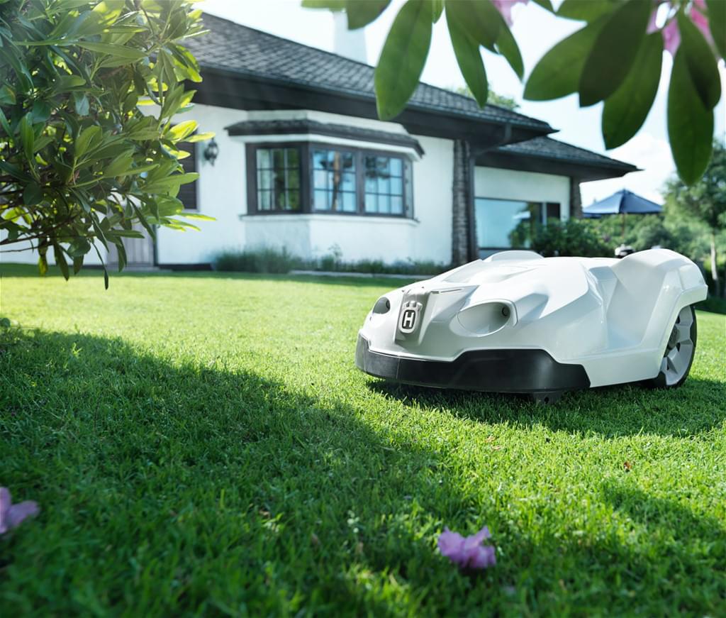 Wie zijn gazon dagelijks maait, krijgt het beste resultaat. Dit kostte echter tot nu toe veel energie en tijd. Met de nieuwe Automower Solar Hybrid van Husqvarna is er nu een duurzame oplossing. www.husqvarna.com Wie zijn gazon dagelijks maait, krijgt het beste resultaat. Dit kostte echter tot nu toe veel energie en tijd. Met de nieuwe Automower Solar Hybrid van Husqvarna is er nu een duurzame oplossing. www.husqvarna.com