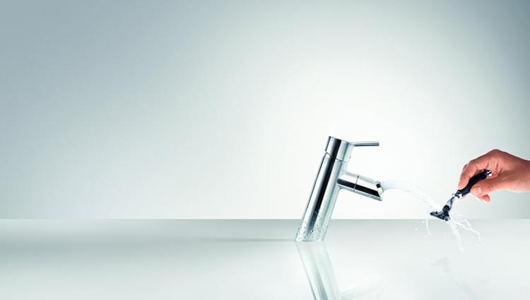 Water staat centraal in de badkamer. De badkamerkraan vormt daarom een grote inspiratiebron voor de ontwerpers.