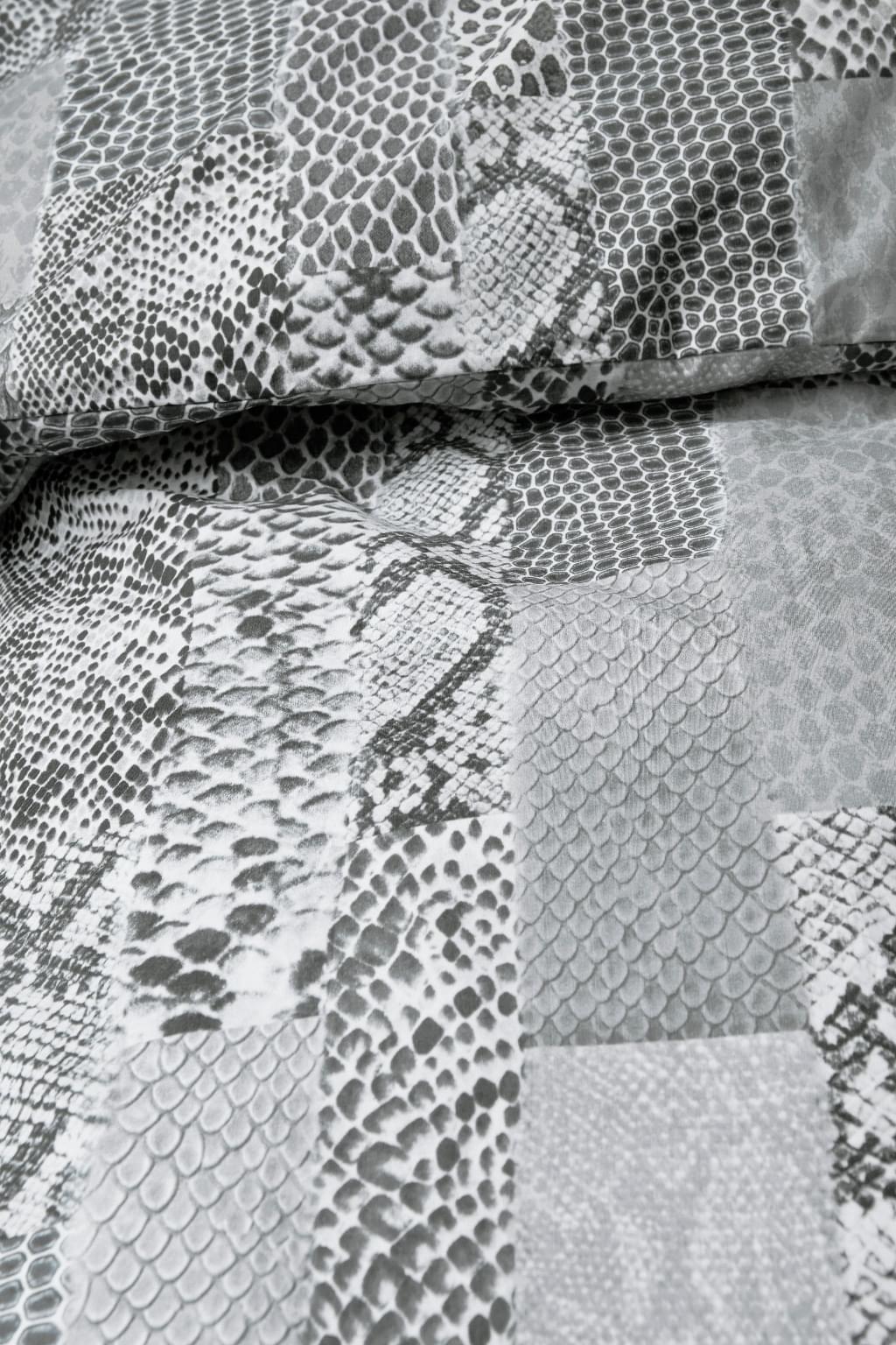 Westbury Warm Grey: door de mix van trendy slangenprints heeft dit aparte dekbedovertrek een modern-frivole uitstraling. Ook in Taupe; 100% katoen.