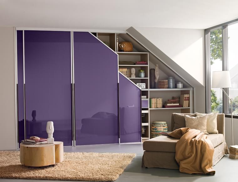 Dankzij optimaal maatwerk tovert CABINET met een fraaie inbouwkast elke schuine muur in huis om tot praktische opbergruimte.