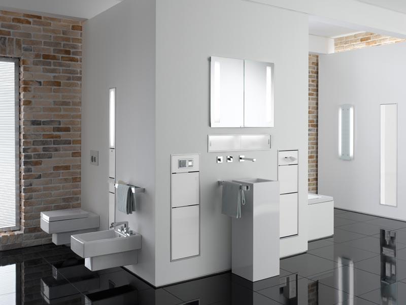 Rommel in de badkamer? Met de EMCO serie ASIS zijn alle badaccessoires en badkamerproducten stijlvol verborgen in een of meerdere multifunctionele wandmodulen.