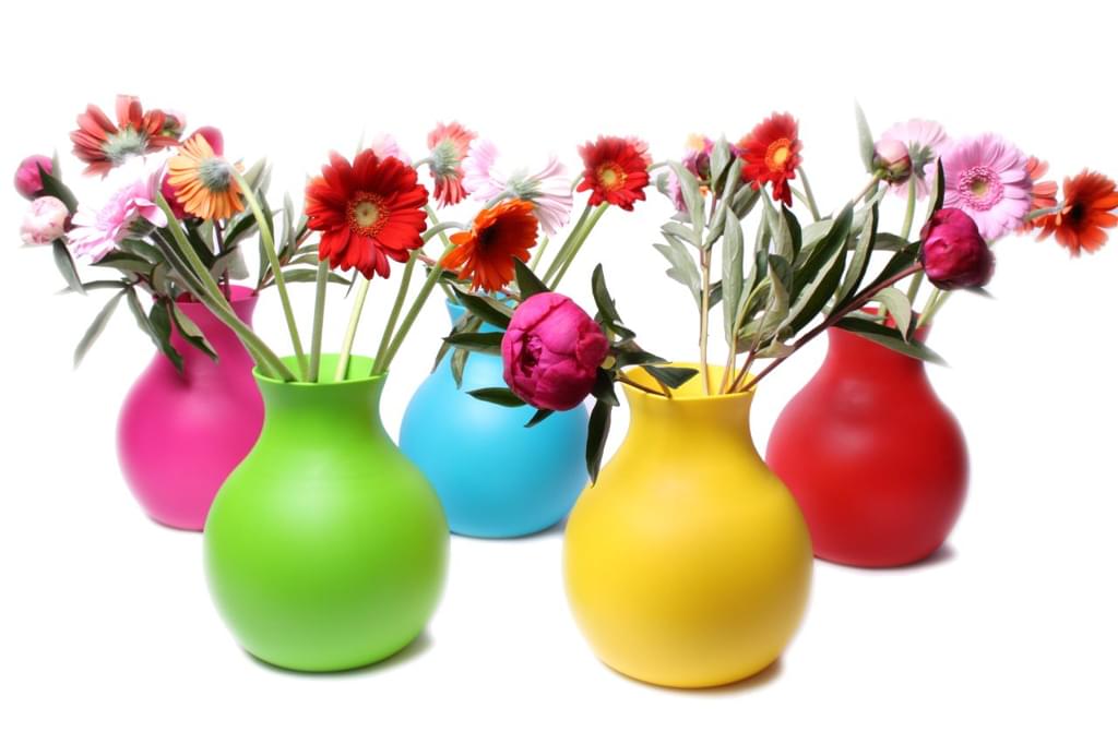 Woonaccessoires - gekleurde vazen met bloemen van Menu.