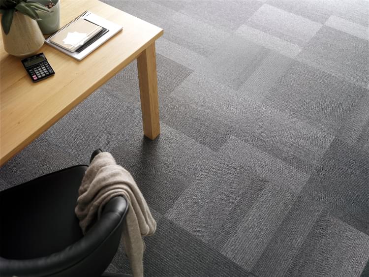 Duurzaam, kleurrijk en eigentijds. Heuga introduceert met tapijtlijn Smart Sense een nieuwe dimensie in vloeren. 