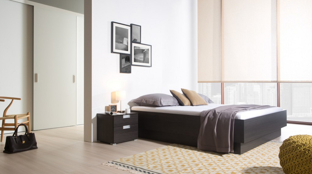 Noteborn: het bed Vila (Zweeds voor 'uitrusten') is een zwevend bed met een open onderkant, het bed Resta (Catalaans voor 'uitrusten') is een compact bed met een gesloten onderkant. 