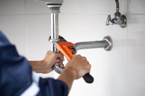 Foto : Het loodgietersprobleem begrijpen en beslissen of het nodig is om een professional in te schakelen