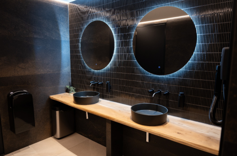 Foto : Elegantie in elke tint: zwart badkamerontwerp van laufen