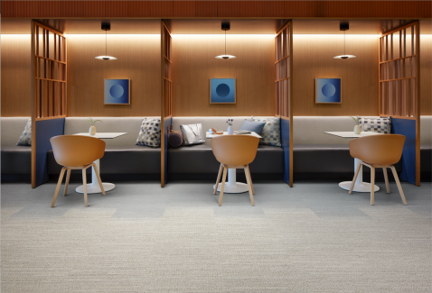 Foto : Interface breidt tapijttegelcollectie Woven Gradience uit en introduceert In The Mix