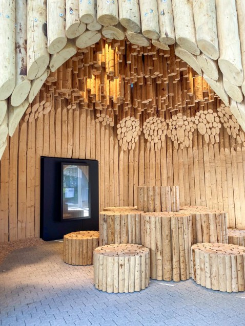 Foto : Onderdeel van onze merkessentie: ‘The Fireplace’ vindt een nieuw thuis op ons bedrijfsterrein