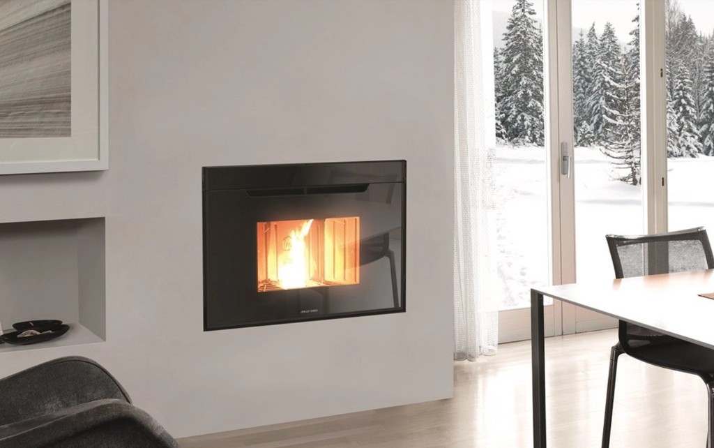 Foto : Een pelletinbouwhaard: moderne warmte met een strak design