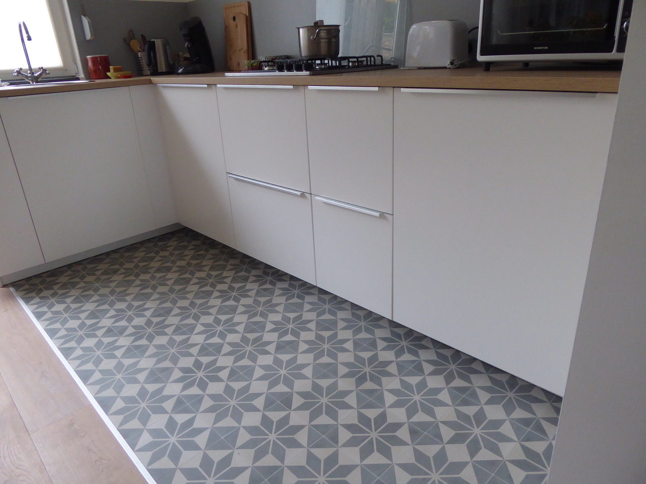 Foto: ASTREA GREY MIST Portugese cementtegels in keuken A