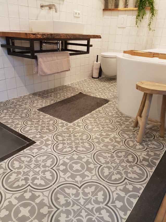 Foto: Portugese tegels badkamer B serie FLOWERZ ZERO 02 CROP