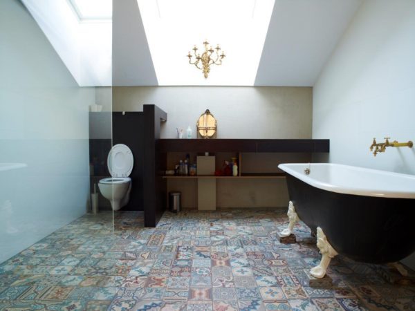 Foto: Wonen.nl floorz antieke tegels badkamer