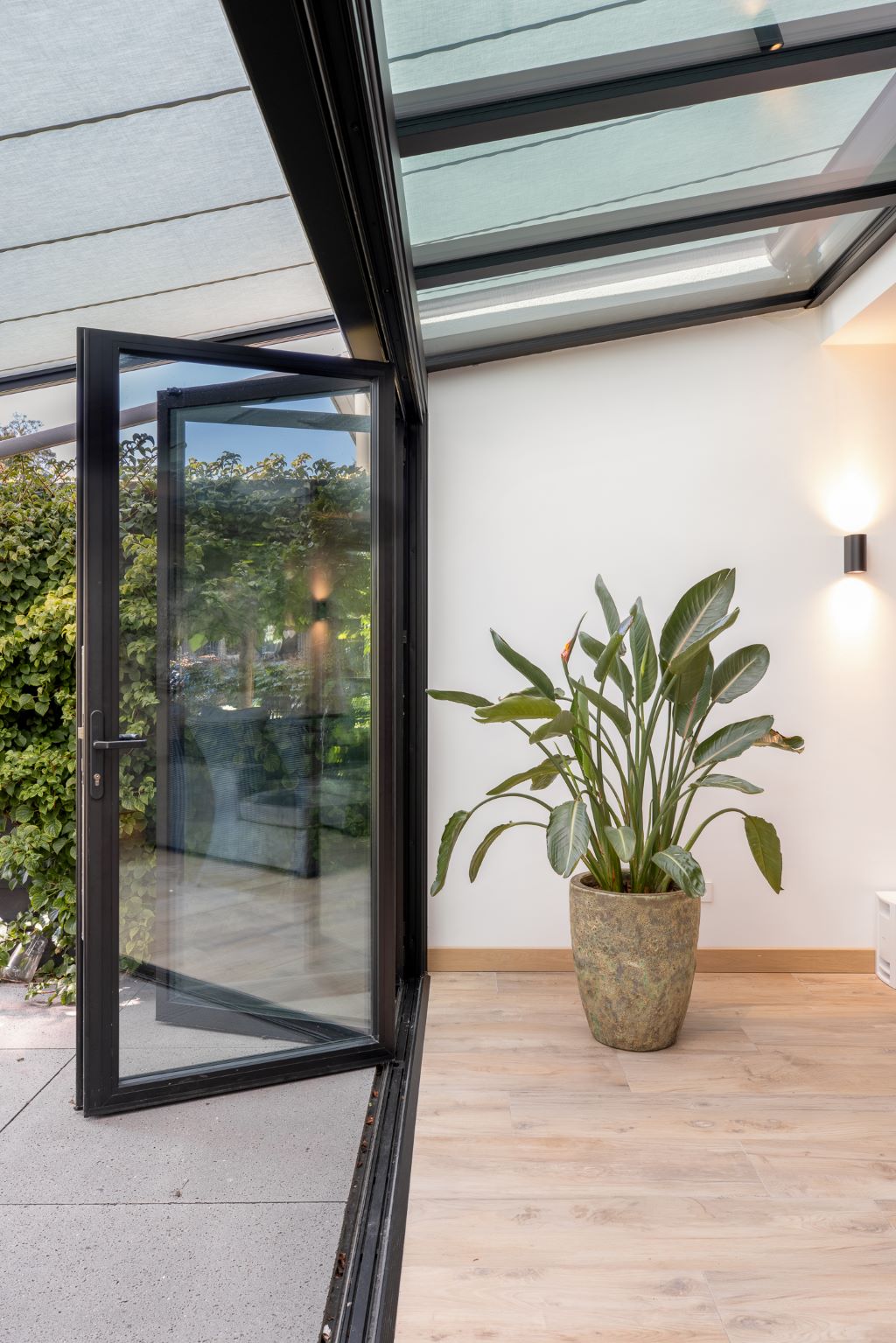 Foto: Wonennl solarlux serre aanbouw met zonwering hoekwoning 19
