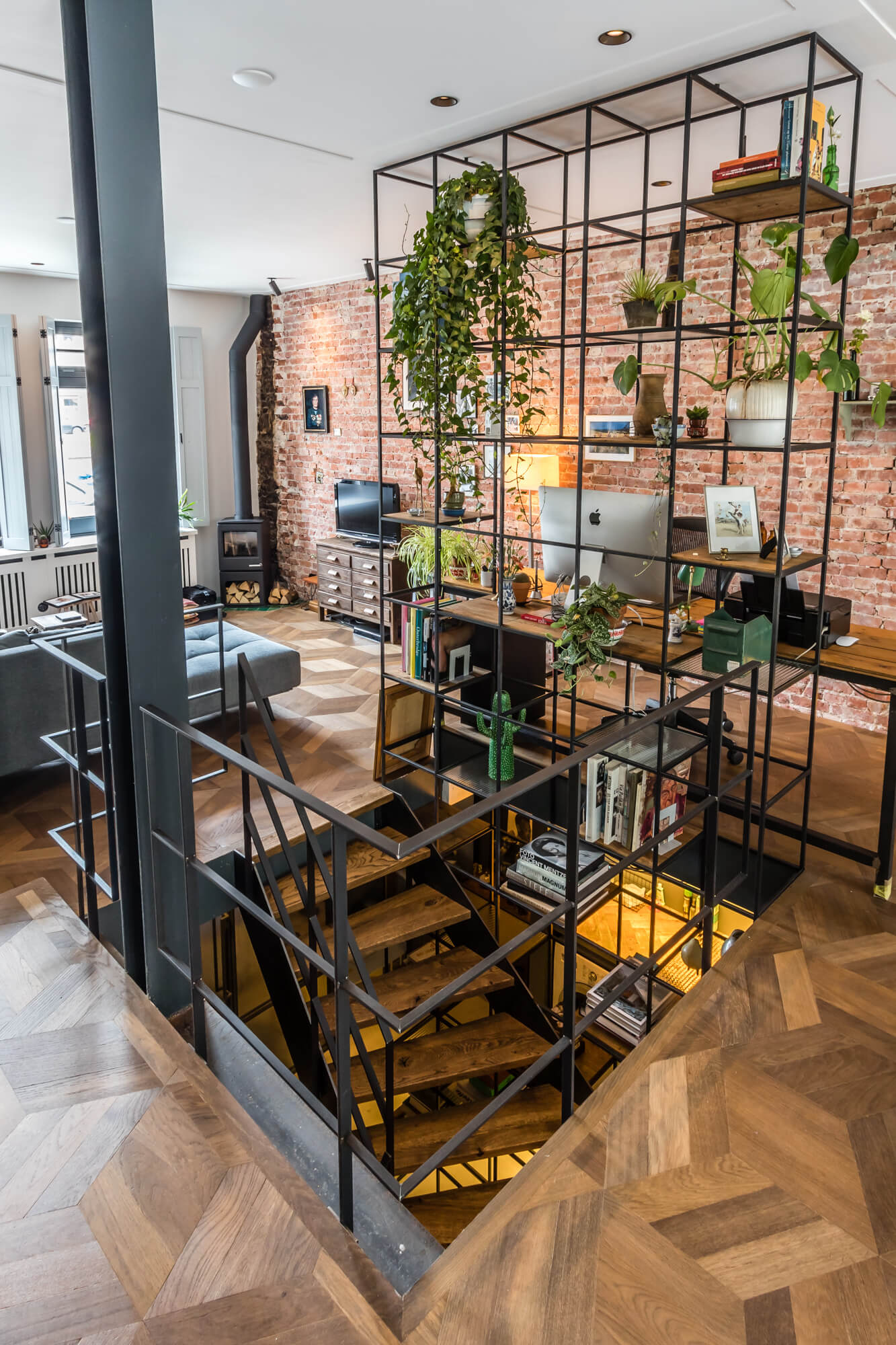 Foto: Stalen trap met kast 1 (1) (1)