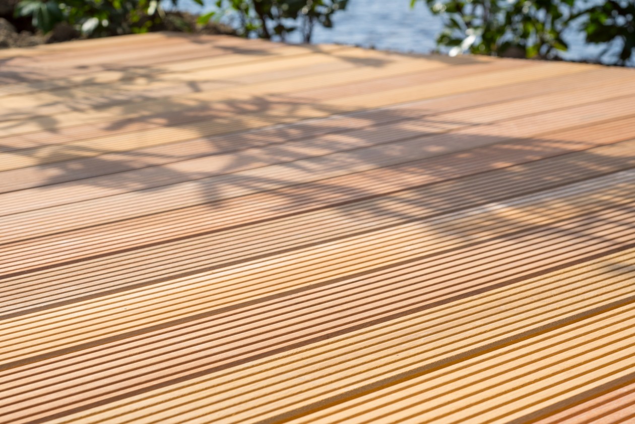 Foto: w3 Bankirai vlonder aan het water