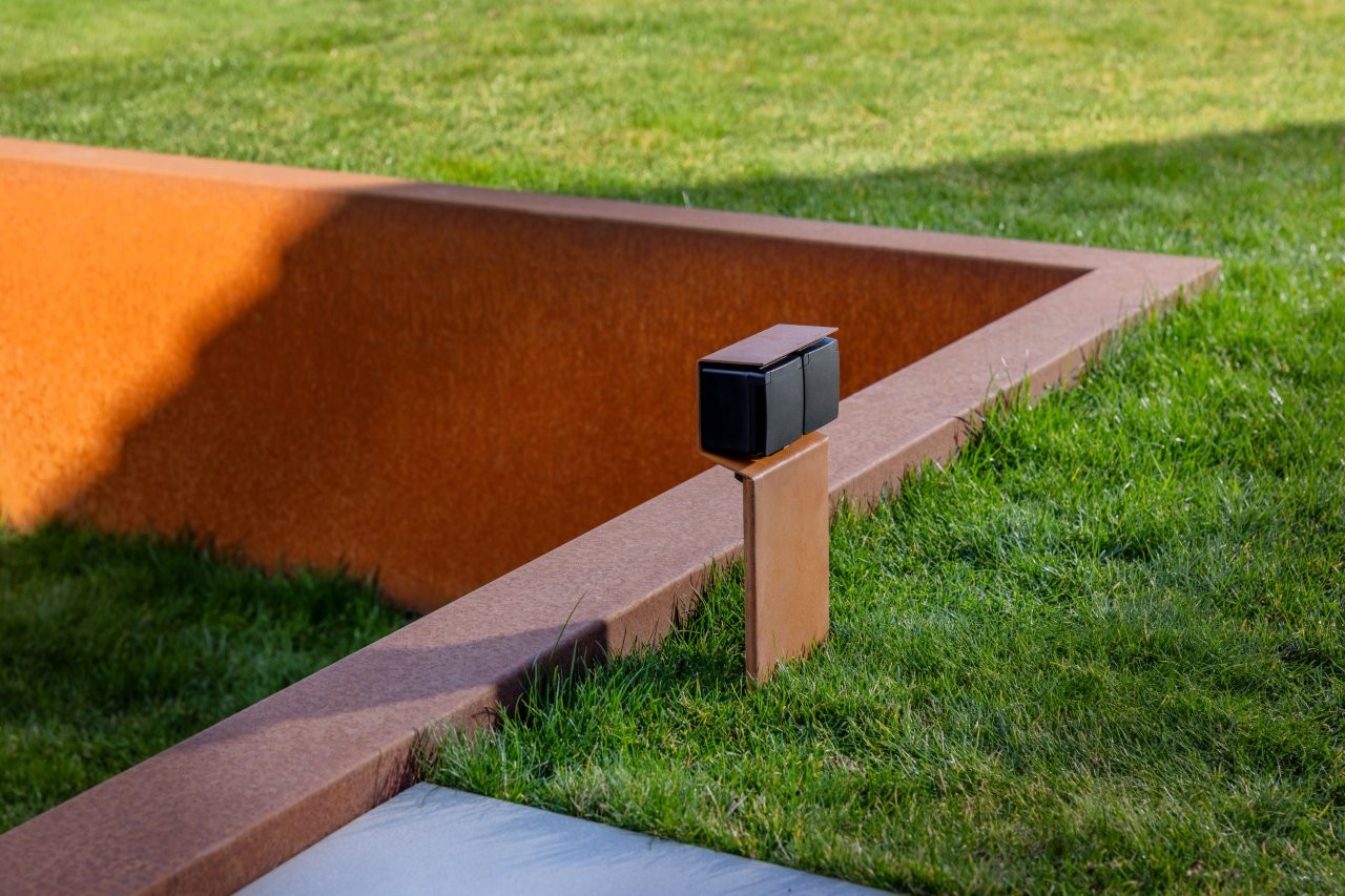 Foto : Cortenstalen buitenstopcontact!