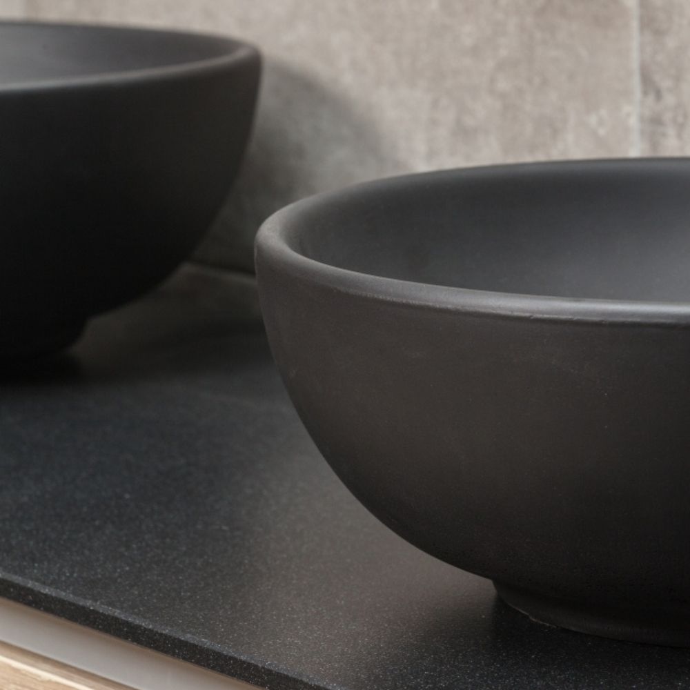 Foto: waskom zwart rond beton