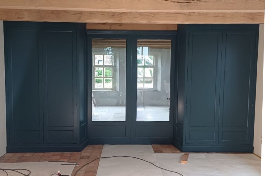 Foto : Project maatwerk inbouwkast en deuren van hout