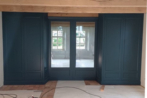 Foto : Project maatwerk inbouwkast en deuren van hout